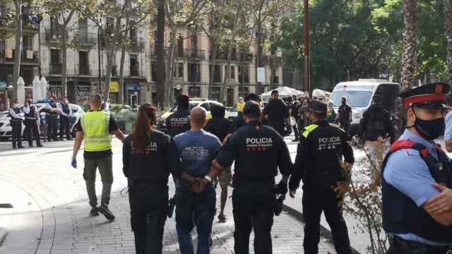 Detención de un supuesto traficante en el último gran dispositivo contra la droga en el Raval en octubre de 2020 / G.A.