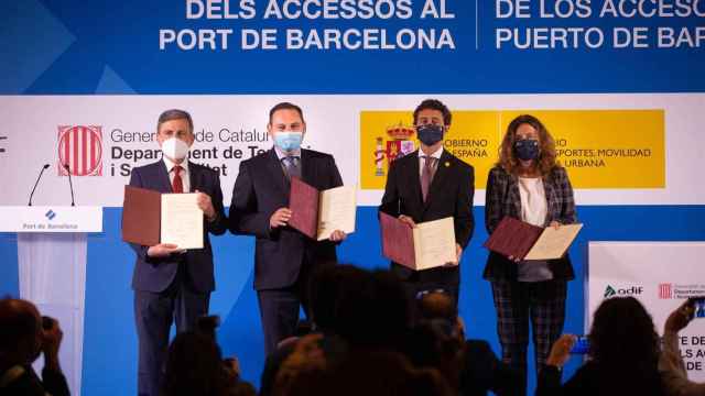 El secretario de Estado Pedro Saura, el ministro José Luis Ábalos, el conseller Damià Calvet y la presidenta del Port, Mercè Conesa este miércoles / EP - DAVID ZORRAKINO