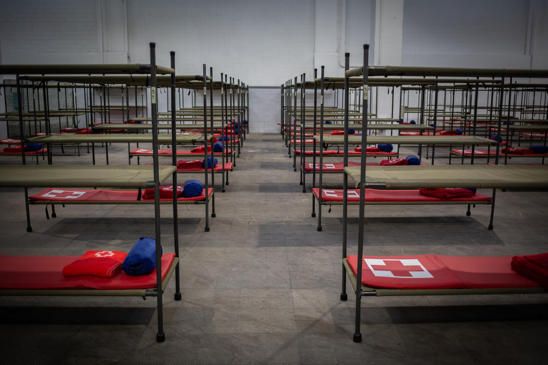 Interior de un pabellón de la Fira de Barcelona habilitado para acoger a personas sin hogar en plena crisis del coronavirus / EUROPA PRESS - David Zorrakino