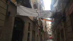 Un cartel pide más seguridad en la calle dels Salvador de Barcelona / G.A