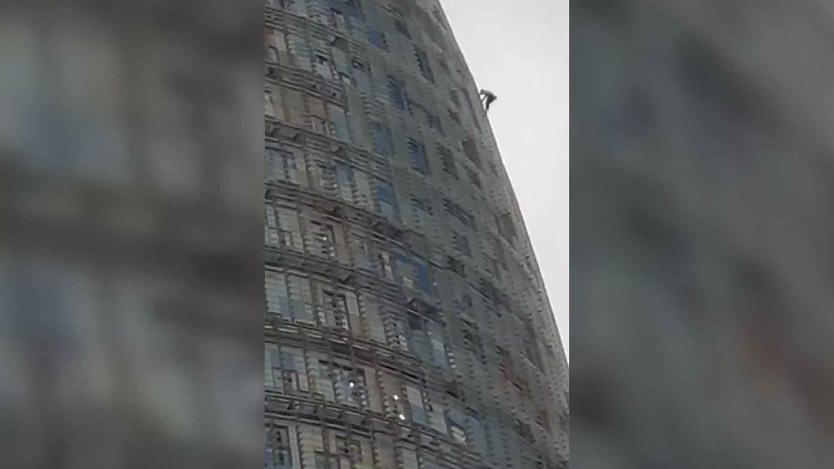 Captura de pantalla del vídeo de la enésima escalada ilegal de la Torre Glòries / TWITTER