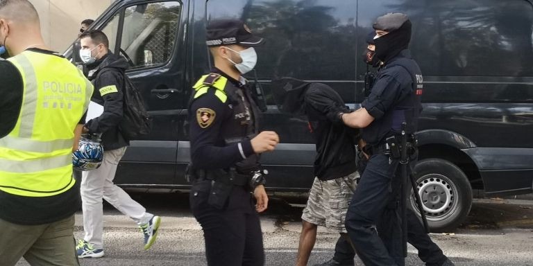 Los mossos se llevan a un detenido por narcotráfico en el Raval / G.A