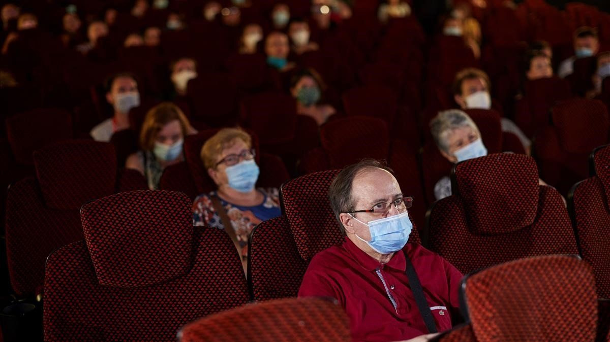 Personas asistiendo al teatro en tiempos de pandemia / EFE