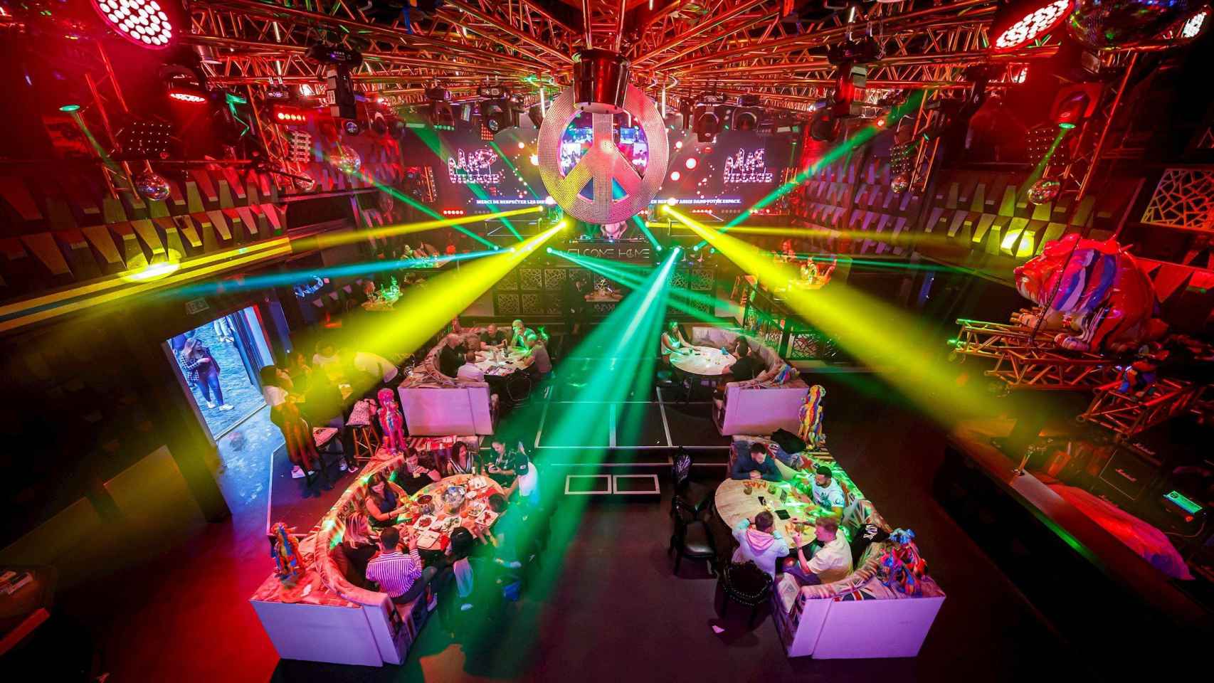 Interior de una discoteca con varias mesas en el centro / EFE