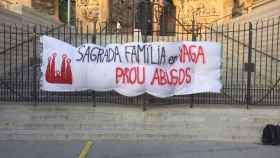 Pancarta reivindicativa colgada en las puertas de la Sagrada Família durante la huelga indefinida de la plantilla