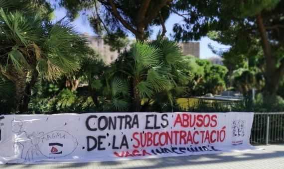 Pancarta contra los abusos de la subcontratación en las inmediaciones de la Sagrada Família