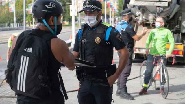 Dispositivo de la Policía Local de Esplugues para el cumplimiento de la ordenanza de circulación de bicis y patinetes / AJ. D'ESPLUGUES