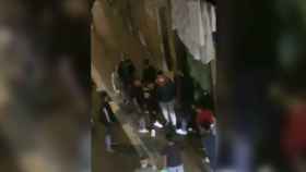 Captura de pantalla del vídeo de los narcotraficantes ensañándose con vecinos del Raval / TWITTER - CARRER DELS SALVADOR