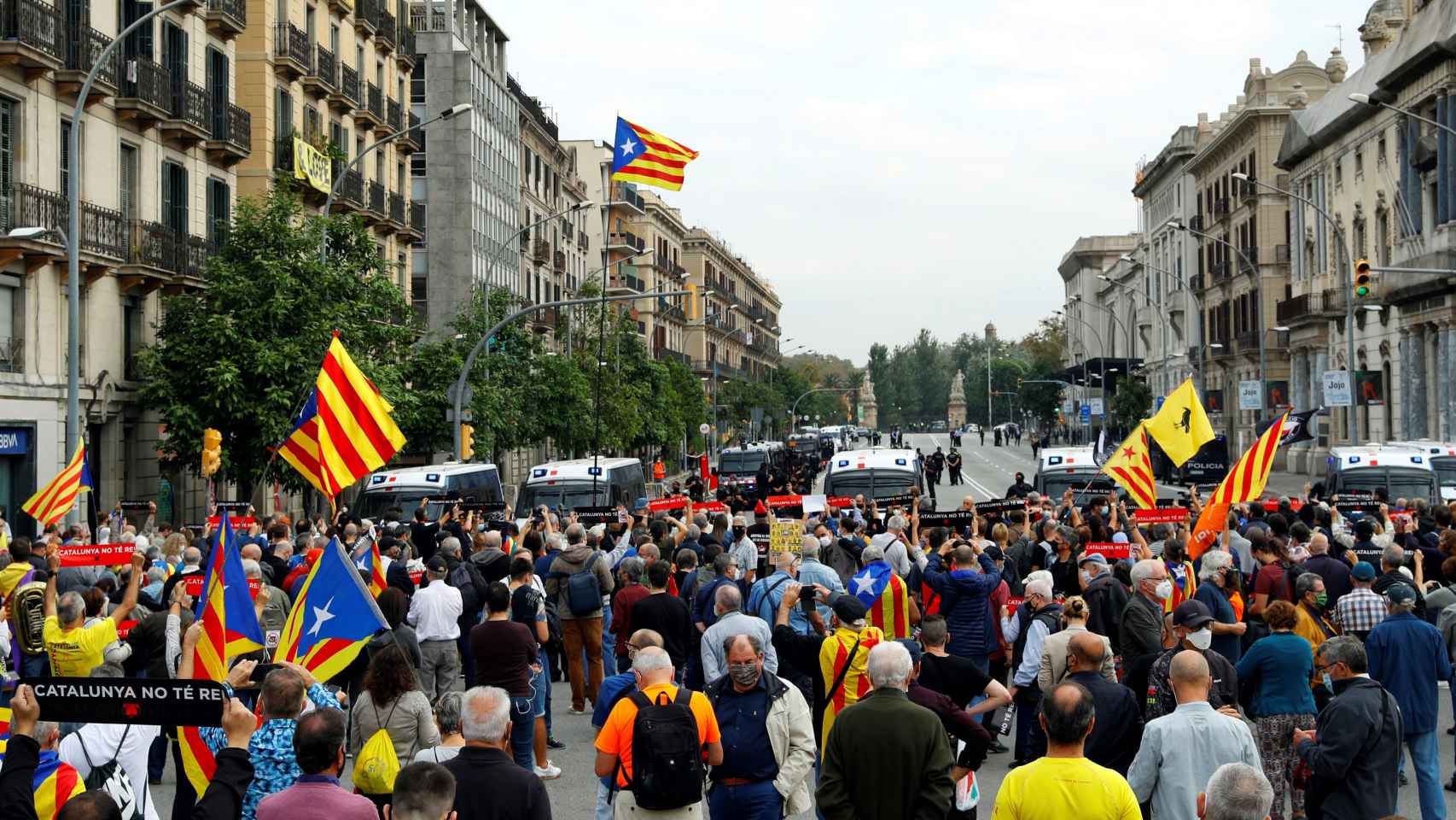 Manifestantes de organizaciones independentistas se han concentrado este viernes ante la estación de França de Barcelona / EFE - Alejandro García