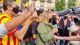 Captura de pantalla del vídeo en el que los CDR increpan a una reconocida periodista de Telecinco / TWITTER - Anna Punsí