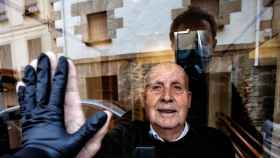 Imagen cedida por el fotógrafo navarro Unai Beroiz mientras saluda a su abuelo Miguel / EFE -  Unai Beroiz