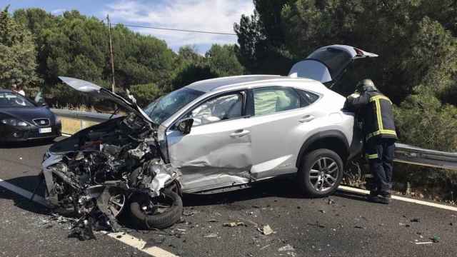 Coche destrozado tras un choque frontal entre dos vehículos en una imagen de archivo / EUROPA PRESS