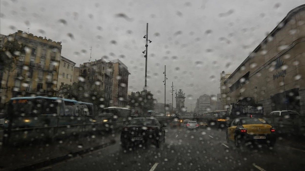 Coches circulando por la Gran Via de Barcelona durante un episodio de lluvias / EUROPA PRESS - Danny Caminal