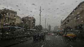 Coches circulando por la Gran Via de Barcelona durante un episodio de lluvias / EUROPA PRESS - Danny Caminal