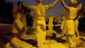 Monumento a la sardana en Montjuïc al que han mutilado los brazos / TWITTER - Albert Batlle