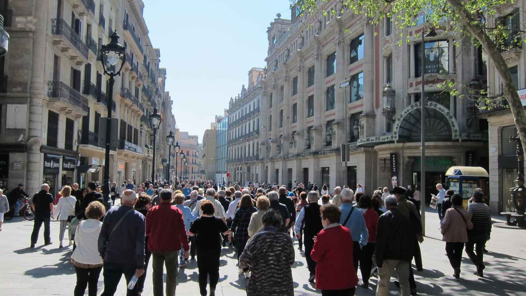 Personas paseando por el portal de l'Àngel, una de las vías con más comercios en Barcelona / EUROPA PRESS
