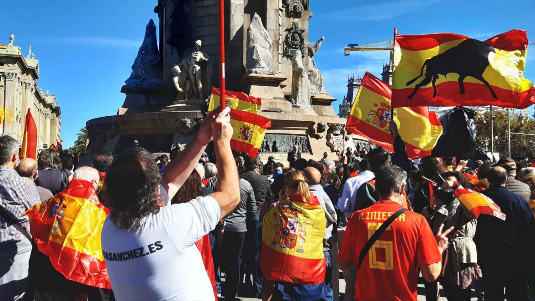 Banderas españolas este lunes en el monumento a Colón / @Miguichiqui