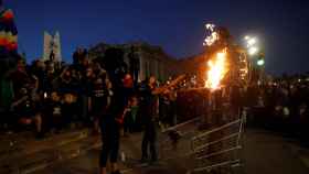 Manifestantes queman una réplica de Colón en Barcelona / EFE