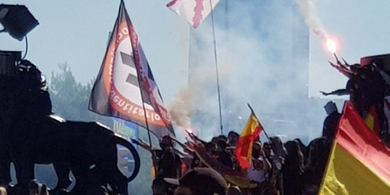Bengalas y gritos a favor de Franco en el monumento a Colón este lunes / TWITTER