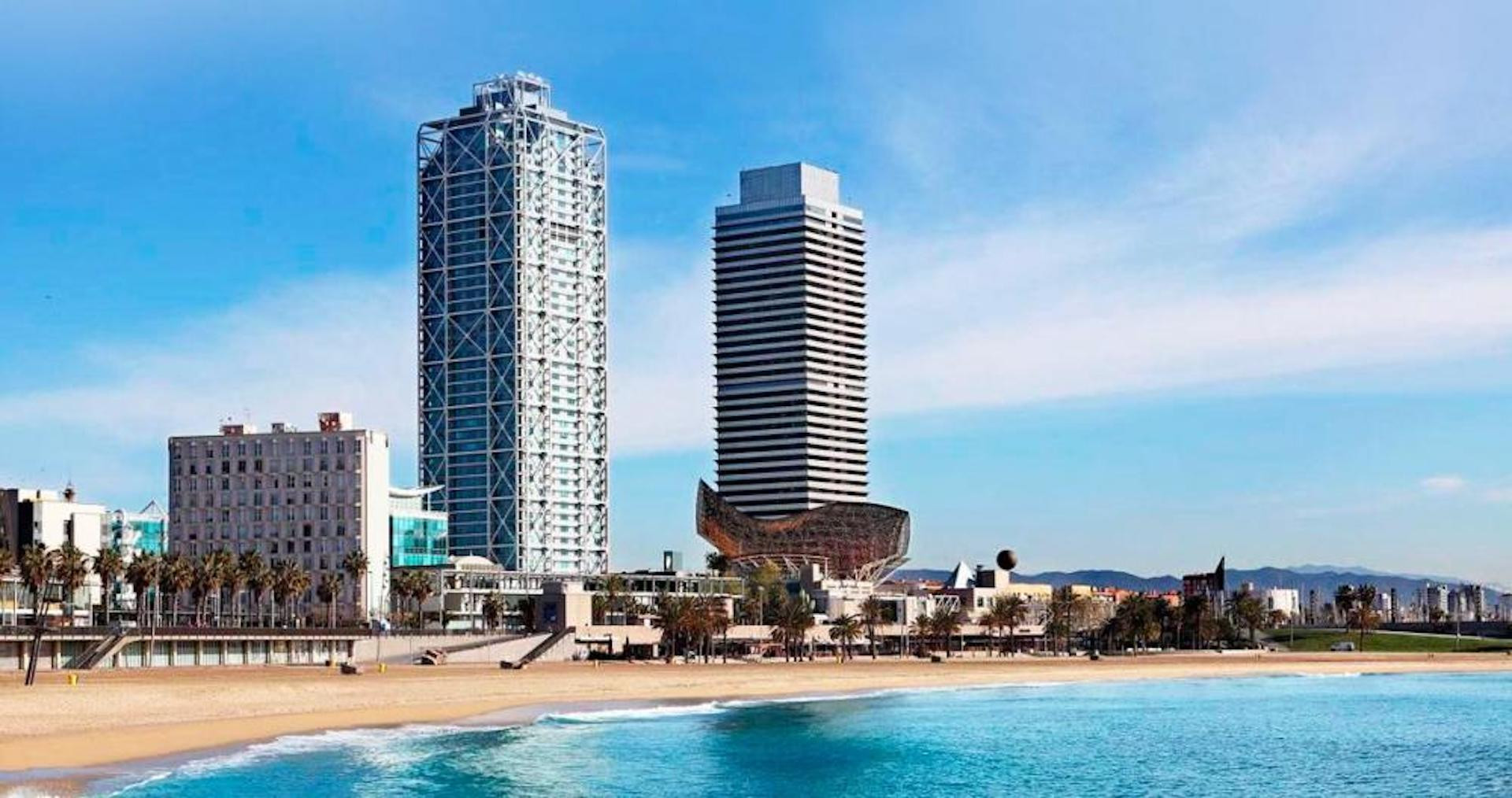 El frente marítimo de Barcelona con el Hotel Arts y la Torre Mapfre en primer término / CG