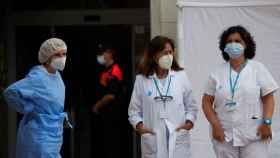 Tres sanitarias que se unirán a la huelga de médicos en los CAP de Barcelona / EFE