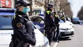 Agentes de la Guardia Urbana de Barcelona con mascarilla / EFE