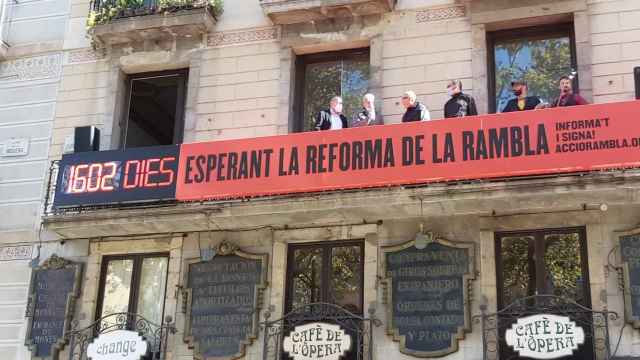 El marcador con los días de retraso que acumula la reforma de la Rambla / LLUÍS REGÀS