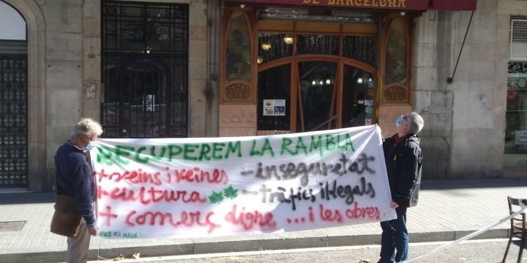 Cartel reivindicativo de la reforma de la Rambla, junto al Café de la Ópera / JORDI SUBIRANA