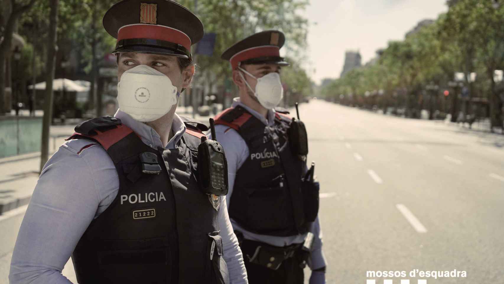 Dos agentes de los Mossos d'Esquadra en el paseo de Gràcia de Barcelona / MOSSOS