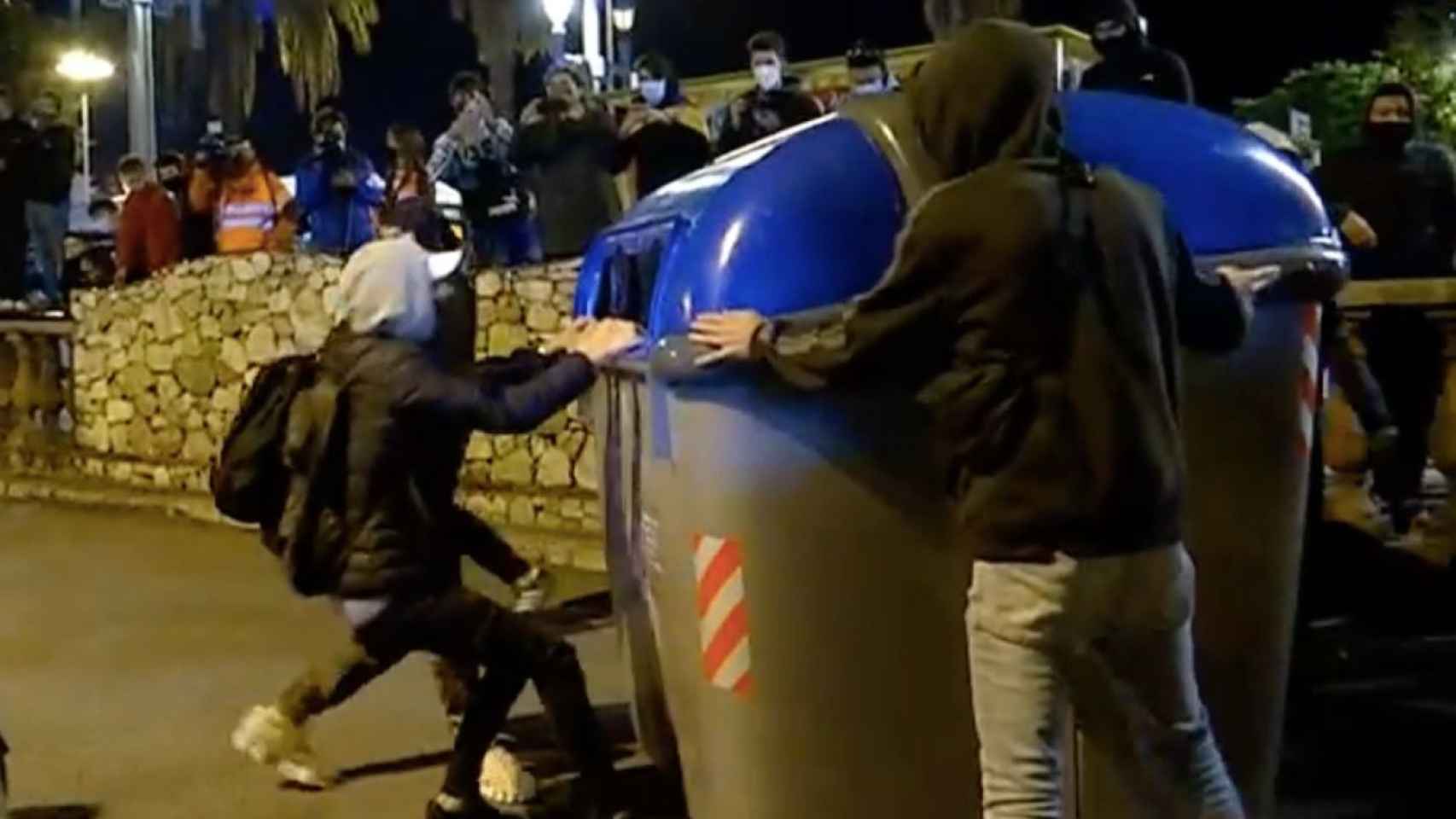 Un grupo de jóvenes lanza un contenedor al suelo en la Barceloneta / BETEVÉ
