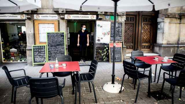 Una camarera cuenta las horas para el golpe mortal a la restauración barcelonesa por las restricciones / EFE - Quique García