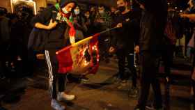 Varias personas queman banderas españolas durante la protesta este miércoles en Barcelona / EFE - Enric Fontcuberta