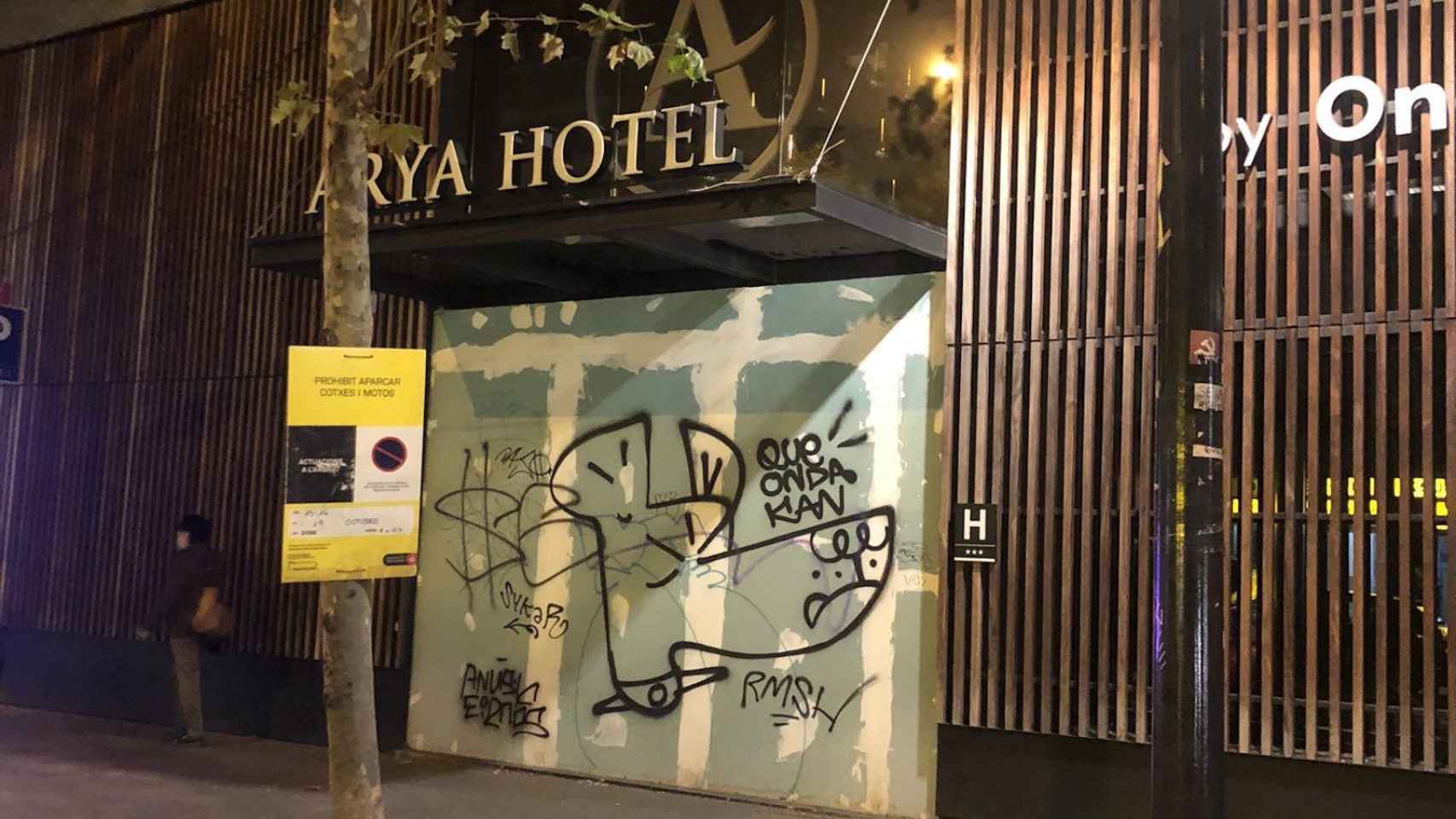 El Arya Hotel de Barcelona, que ha tapiado su entrada ante los okupas en la ciudad, presenta un estado de degradación lamentable / TWITTER - Barcelona es queixa