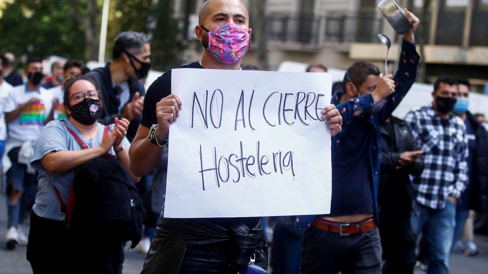 Protesta contra el cierre de la hostelería en Barcelona, un tipo de negocios sobre el que se propone eliminar el IBI / EFE - QUIQUE GARCÍA