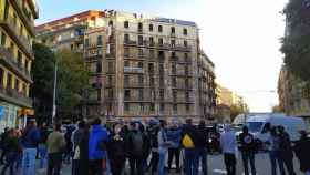 Protesta delante del bloque de la calle Aragó en el que se ha producido el desahucio a cuatro familias que pedían alquiler social / PAH