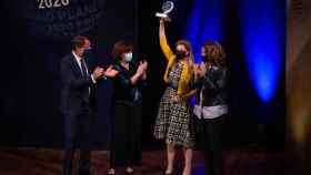 La escritora Eva García Sáenz de Urturi eleva su premio tras ser galardonada con el Premio Planeta 2020 / EP - DAVID ZORRAKINO