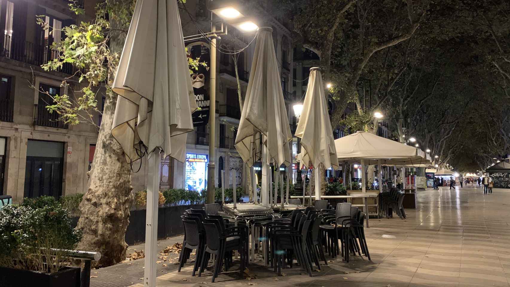 Una terraza cerrada tras la entrada en vigor del cierre de bares y restaurantes en Barcelona / V.M.