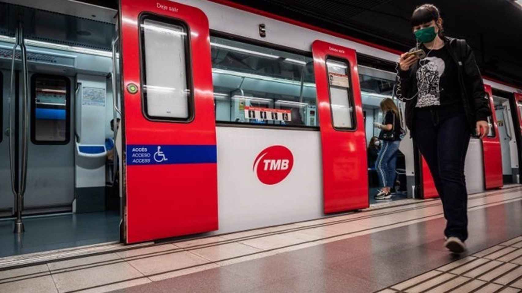 Pasajeros en un andén del metro de Barcelona en una imagen de archivo / EUROPA PRESS
