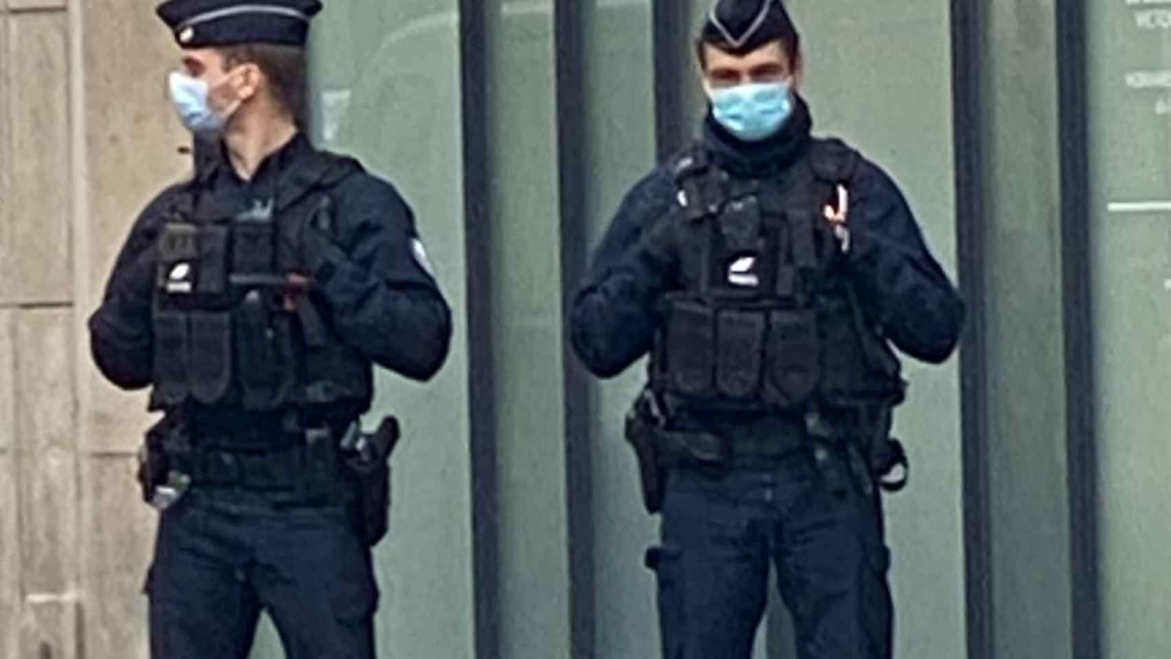 Policías franceses este viernes en París / @zoeyynj