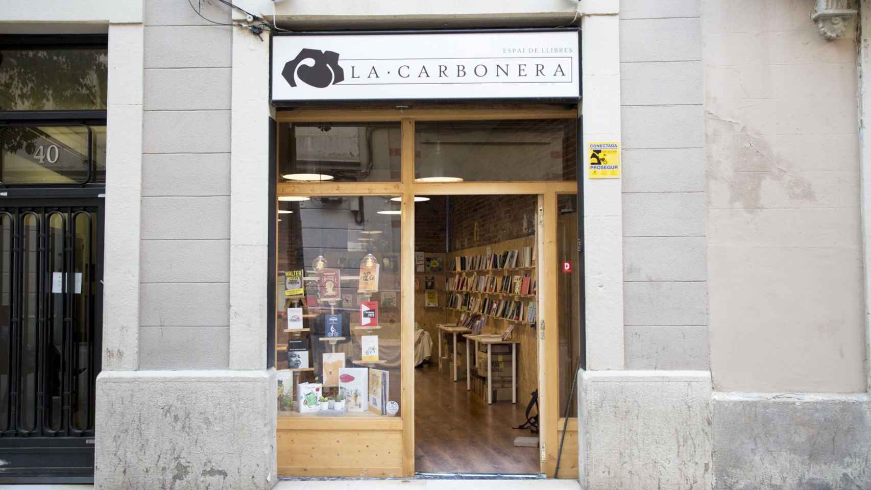 La librería 'La Carbonera' es una de las más conocidas del barrio del Poble-sec, de Barcelona / AJ. DE BCN