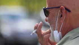 Un hombre fuma en una calle de Barcelona pese a la prohibición / EFE