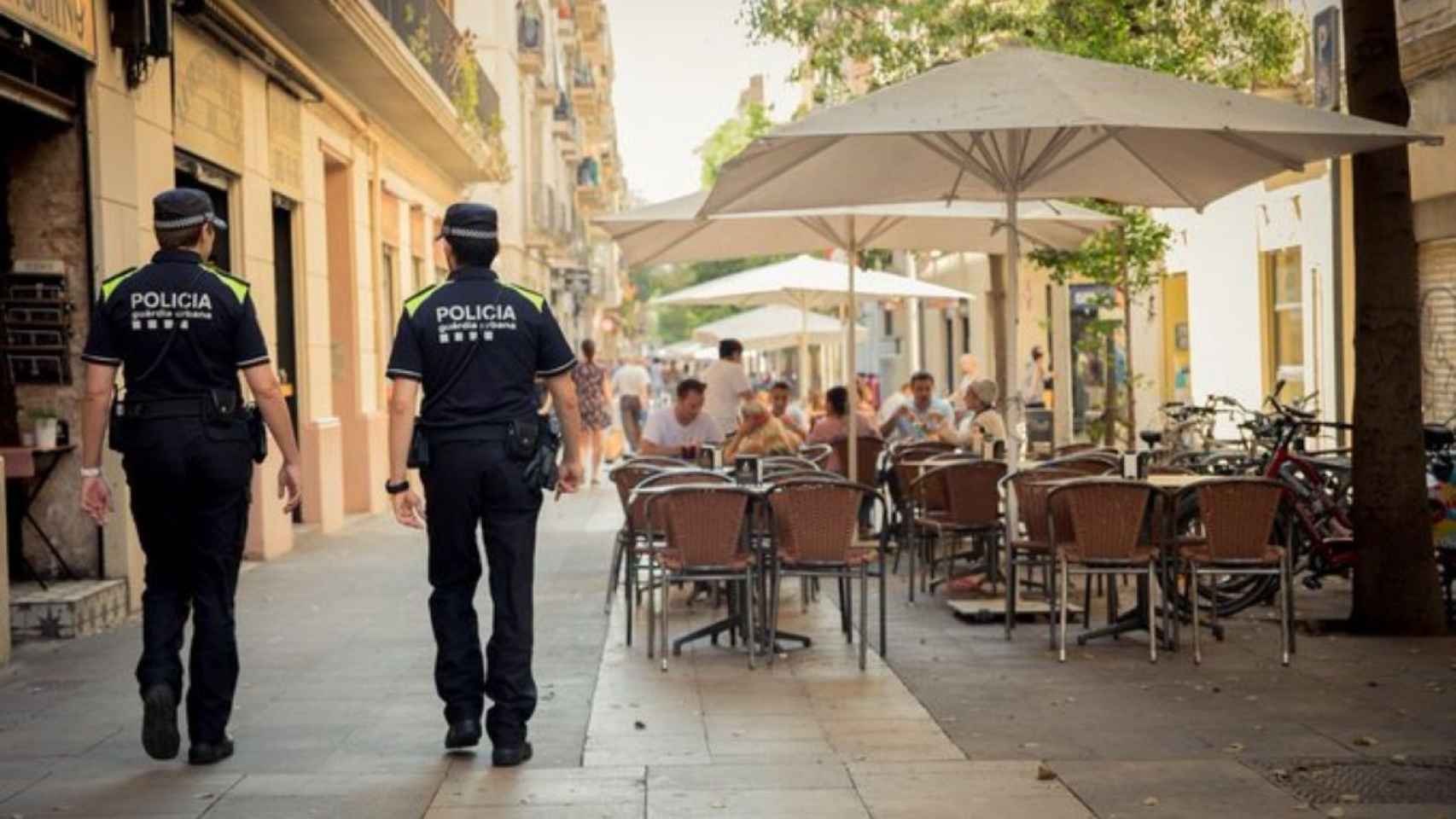 Guardia urbanos patrullan por Barcelona / GUARDIA URBANA