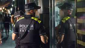 Dos agentes de la Guardia Urbana inspeccionan un local de Barcelona / GUARDIA URBANA