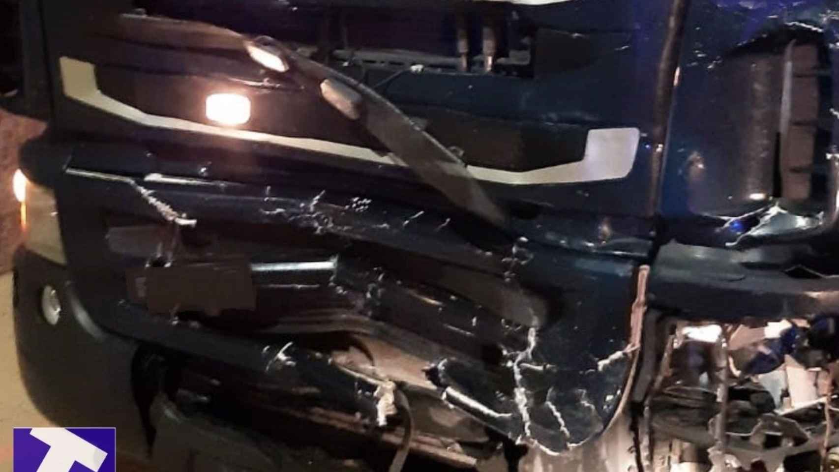 El coche de la víctima mortal chocó con el camión (foto) en el accidente / SERVEI CATALÀ DE TRÀNSIT