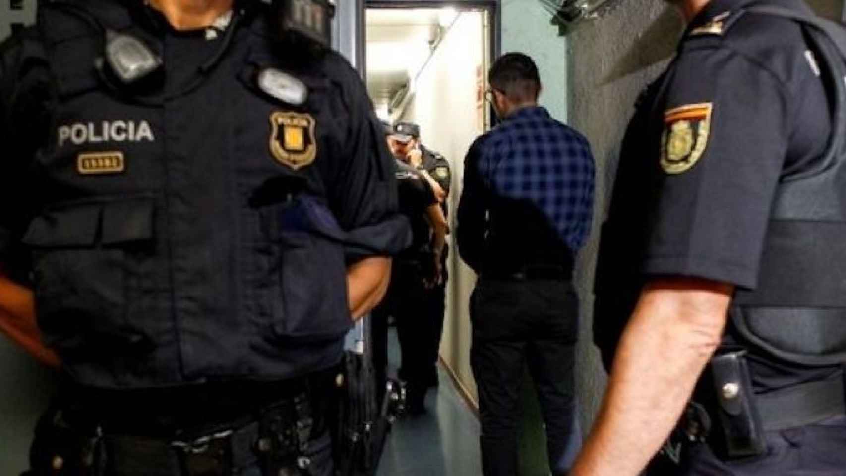 Agentes de los Mossos d'Esquadra en un operativo