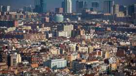 Panorámica de la ciudad de Barcelona durante un episodio de contaminación / EUROPA PRESS - David Zorrakino