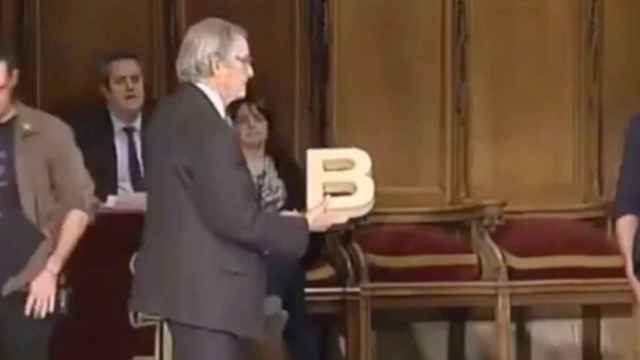 Xavier Trias, con el premio de 'Ciutat morta' en las manos, en el Saló de Cent / PP