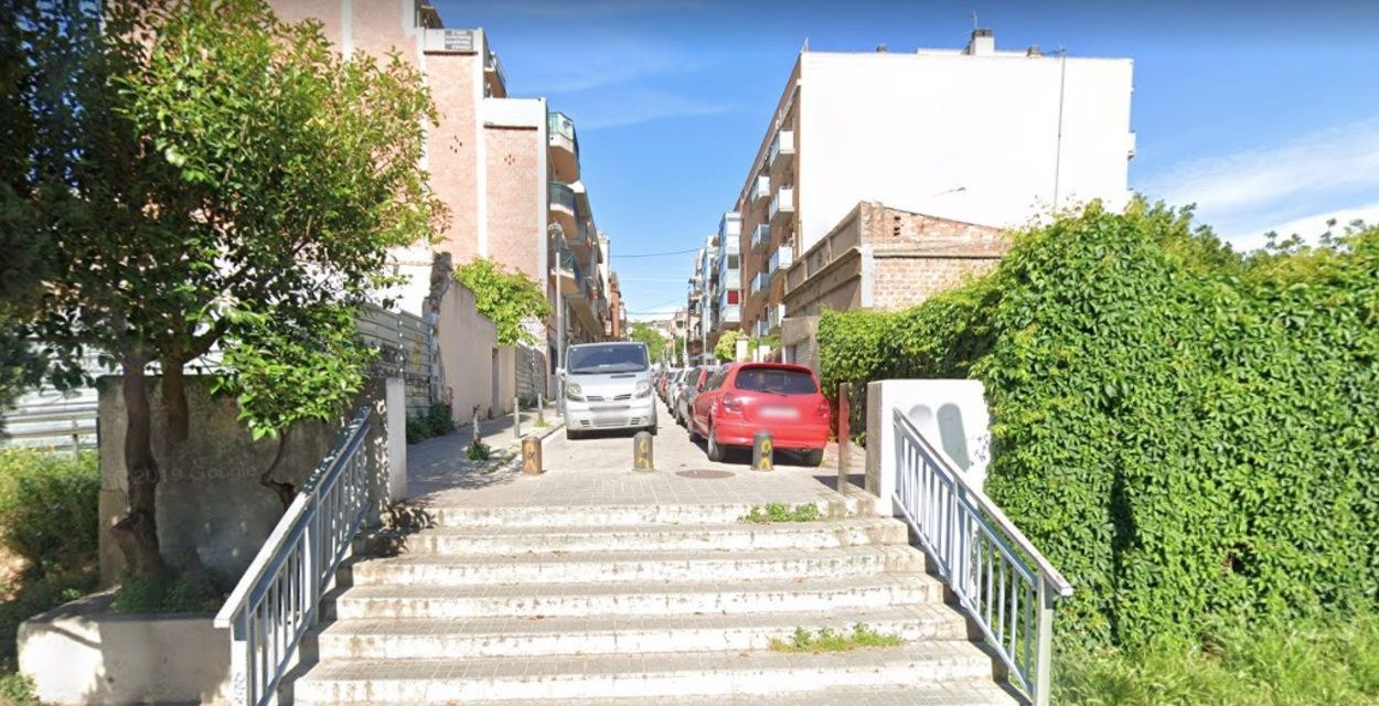 Escaleras que delimitan la calle Madriguera y que serán eliminadas al realizar la conexión con Via Barcino en Barcelona / MAPS