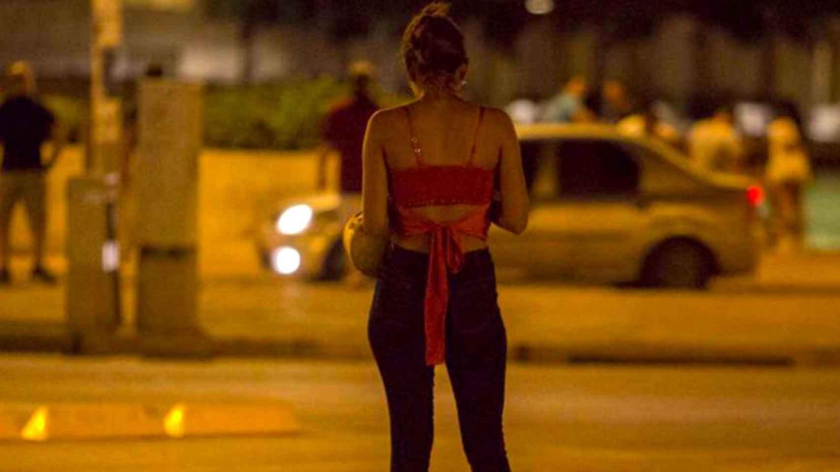 Una prostituta espera la llegada de algún cliente en Barcelona
