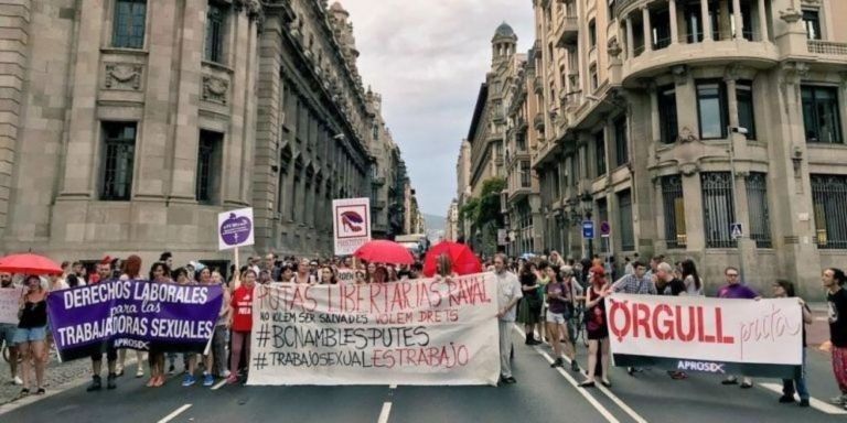 El colectivo Putas Libertarias del Raval se manifiesta contra la violencia machista y a favor de sus derechos en la Vía Laietana